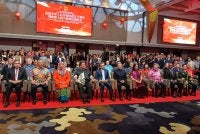 Ouyang Yujing (enam dari kiri) bersama tetamu kehormat yang hadir pada majlis berkenaan. Turut berkenan hadir Yang Amat Mulia Paduka Puteri Tunku Muna Najiah Almarhum Sultan Iskandar Al-Haj. 