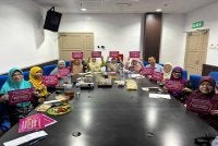 Mesyuarat yang dihadiri 12 ahli jawatankuasa kecil sempena persiapan Program Wanita Kelantan #QuranHour di Dewan Utama USM Kubang Kerian, Kota Bharu.
