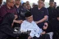 Dr Mahathir menangisi pemergian isteri tercinta selepas bersama-sama melayari bahtera rumah tangga selama 70 tahun. Foto SINAR HARIAN/ ROSLI TALIB.