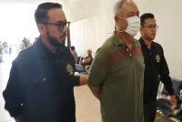 Tertuduh diiringi pegawai JPN keluar dari mahkamah selepas selesai sebutan dan dijatuhkan hukuman.