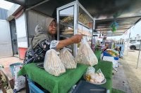 Asmah Husin menyusun sate ikan yang dijualnya di Pekan Rantau Panjang.