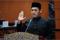 Mohamad Hairul Amir mengangkat sumpah jawatan sebagai Senator baharu mewakili Perak bagi tempoh tiga tahun. - FOTO: Bernama
