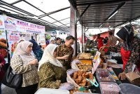Reruai jualan usahawan mikro sempena Karnival UMBI.