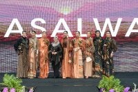 Datin Sharifah Salwa (empat, kiri) bersama model-model yang memperagakan lapan koleksi terbaharu Casalwa, 'Teduh' pada Pertunjukkan Fesyen Modest Luxe sempena MIHAS 2026.