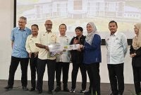 Azalina (empat dari kanan) bersama Nanta Linggi (empat dari kiri) menyaksikan penyerahan kunci projekKompleks Mahkamah Johor Bahru.