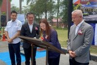 Jamaliah (dua dari kanan) menandatangani plak sebagai simbol perasmian Projek Solar Panel Tempat Letak Kereta di Renesas Semiconductor KL Sdn Bhd Zon Perindustrian Bebas Telok Panglima Garang di sini pada Selasa.