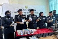 Roslan (tiga dari kiri) pada sidang akhbar rampasan iPhone dan rokok dalam dua operasi berasingan.