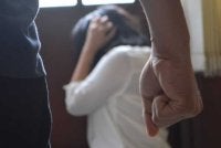 Keganasan rumah tangga boleh bermula secara halus melalui kawalan secara melampau, ugutan, penghinaan atau sekatan kewangan yang kerap dianggap remeh pada awalnya. - Gambar hiasan 