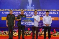 Mohamad (dua dari kanan) menerima cek cura wakalah agihan zakat daripada Mohd Rashidi berjumlah RM75,167.