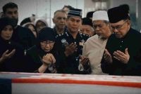 Anwar bersama isterinya, Datuk Seri Dr Wan Azizah Wan Ismail ketika memberi penghormatan terakhir kepada Allahyarham Tun Dr Hasmah.