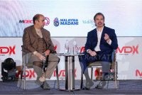 Jason (kanan) ketika sesi forum bertajuk What Malaysia Builds Next yang dihoskan oleh Ganesh Kumar sempena MDEC Forum 2026, dirasmikan Menteri Digital, Gobind Singh Deo pada Isnin. - Foto: SINAR HARIAN / MOHD HALIM ABDUL WAHID