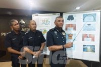 Alzafny (kanan) menunjukkan gambar getah paip yang digunakan suspek untuk memukul mangsa