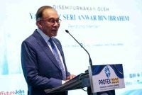 Anwar berucap semasa pelancaran Hari Ikhtisas Malaysia, pada Selasa. Foto: Bernama 