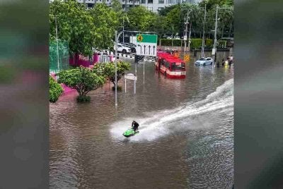 Video yang tular di media sosial menunjukkan Sorn memecut dan membuat pusingan tajam di jalan yang ditenggelami banjir di Bangkok. - Foto Agensi