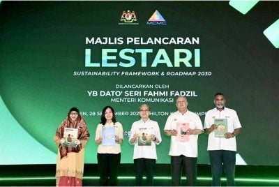 Fahmi Fadzil (tengah) menyempurnakan pelancaran LESTARI: Rangka Kerja dan Pelan Hala Tuju Kelestarian 2030.