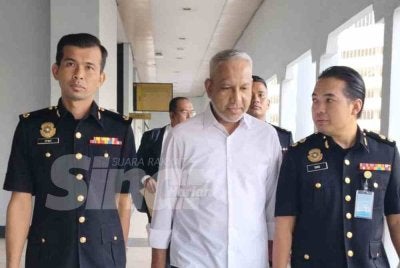 Mohd Zaid yang memakai kemeja berwarna putih diiringi beberapa pegawai Suruhanjaya Pencegahan Rasuah Malaysia di Mahkamah Sesyen Kuala Lumpur pada Selasa.