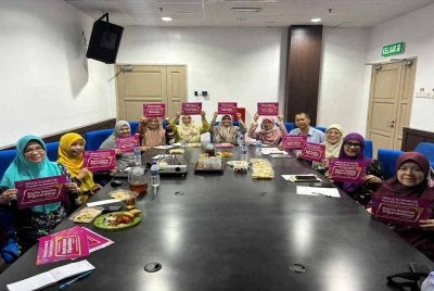 Mesyuarat yang dihadiri 12 ahli jawatankuasa kecil sempena persiapan Program Wanita Kelantan #QuranHour di Dewan Utama USM Kubang Kerian, Kota Bharu.