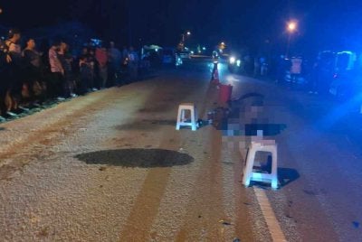 Orang ramai mengerumuni lokasi kejadian membabitkan nahas tiga buah motosikal di Jalan Kampung Gong Kepas Dalam di Besut, Terengganu pada Isnin.