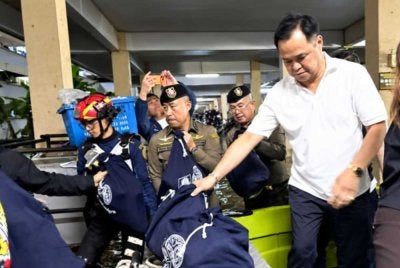 Anutin ketika meninjau kawasan dilanda banjir di Bangkok. FOTO: Agensi
