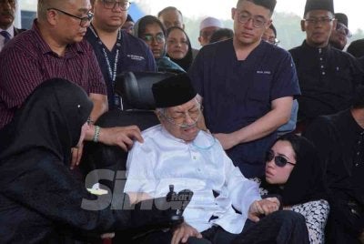 Dr Mahathir menangisi pemergian isteri tercinta selepas bersama-sama melayari bahtera rumah tangga selama 70 tahun. Foto SINAR HARIAN/ ROSLI TALIB.