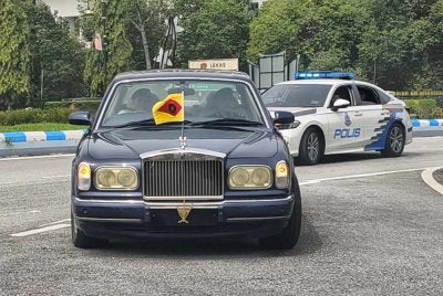 Kenderaan dinaiki Tuanku Muhriz tiba di Istana Hinggap, Seremban pada Selasa.