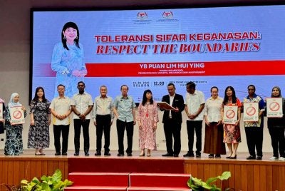 Hui Ying (tengah) menghadiri Program Toleransi Sifar Keganasan: Respects The Boundaries di Sekolah Menengah Jenis Kebangsaan Chung Ling di Butterworth pada Selasa.