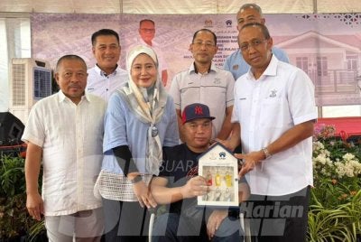 Mohammad Fakhruddin (kanan) menyampaikan kunci kepada Mohd Azuan pada majlis terbabit
