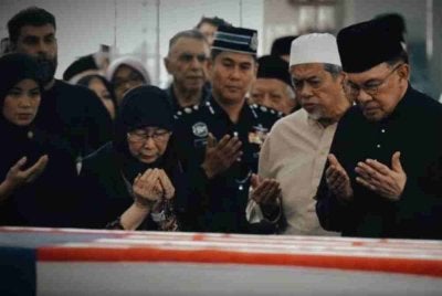Anwar bersama isterinya, Datuk Seri Dr Wan Azizah Wan Ismail ketika memberi penghormatan terakhir kepada Allahyarham Tun Dr Hasmah.