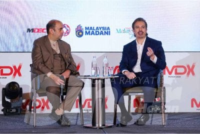 Jason (kanan) ketika sesi forum bertajuk What Malaysia Builds Next yang dihoskan oleh Ganesh Kumar sempena MDEC Forum 2026, dirasmikan Menteri Digital, Gobind Singh Deo pada Isnin. - Foto: SINAR HARIAN / MOHD HALIM ABDUL WAHID