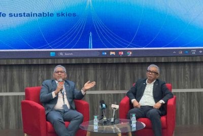 Zainud Abidin (kanan) ketika sesi soal jawab program Literasi CAAM-Media pada Selasa
