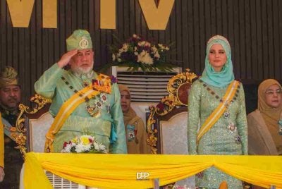 Sultan Muhammad V bersama Sultanah Kelantan, Sultanah Nur Diana Petra Abdullah mencemar duli menyaksikan perbarisan sempena Ulang Tahun Hari Keputeraan Baginda yang ke-57 di Stadium Sultan Muhammad IV, Kota Bharu pada Selasa. Foto: Facebook Menteri Besar