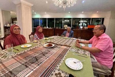 Ahmad Samsuri (kanan) bersama Tuan Faizah (kiri) ketika pertemuan terakhir di kediaman Allahyarham pada 20 September lalu. Foto: Facebook Dr Ahmad Samsuri Mokhtar