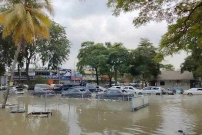 Keadaan banjir di Taman Sri Muda Disember 2021 lalu.