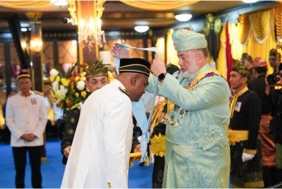 Sultan Muhammad V berkenan mengurniakan Darjah Kebesaran Jiwa Mahkota Kelantan Yang Amat Mulia (SJMK) ke Ramanan sempena Perayaan Ulang Tahun Hari Keputeraan Baginda yang ke-57 di Istana Balai Besar pada Selasa.