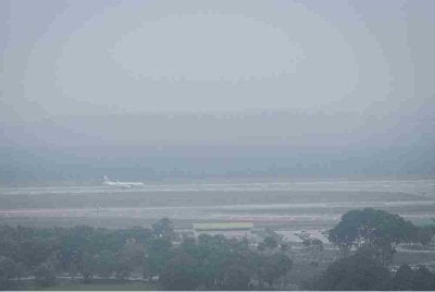 Keadaan jerebu menyelubungi Lapangan Terbang Antarabangsa Kuala Lumpur (KLIA) di Sepang, pada Selasa. Foto: Bernama