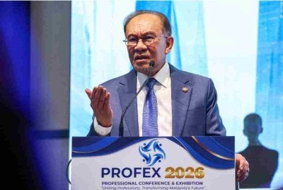 Anwar berucap semasa merasmikan majlis pelancaran Hari Ikhtisas Malaysia, pada Selasa. Foto: Bernama 