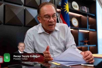 Anwar berbual melalui telefon dengan sahabat beliau yang juga Presiden Türkiye, Recep Tayyip Erdoğan. Foto: Facebook Anwar Ibrahim 