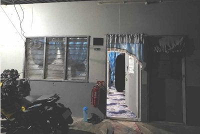 Lokasi kejadian seorang wanita dipercayai dibunuh suaminya di sebuah rumah pekerja ladang di Felda Umas, Kalabakan, Tawau.