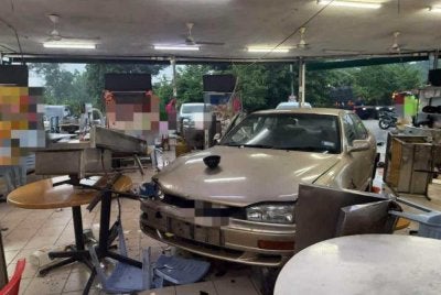 Kereta dipandu warga emas merempuh dua kenderaan dan sebuah kedai makan di Taman Daya, Johor Bahru. Foto tular