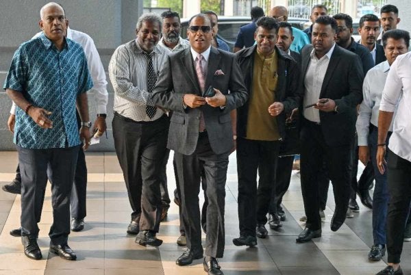 Saravanan hadir ke Mahkamah Sesyen Kuala Lumpur pasa Selasa bagi sebutan kes rasuah yang dihadapinya berhubung kelulusan bagi permohonan 1,000 kuota pekerja asing, empat tahun lalu. - Bernama