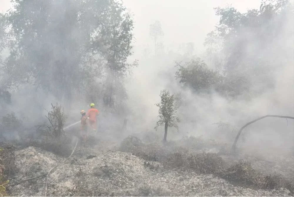 Operasi mengawal api daripada marak diteruskan di beberapa lokasi yang merekodkan kemunculan titik panas baharu. Foto AFP