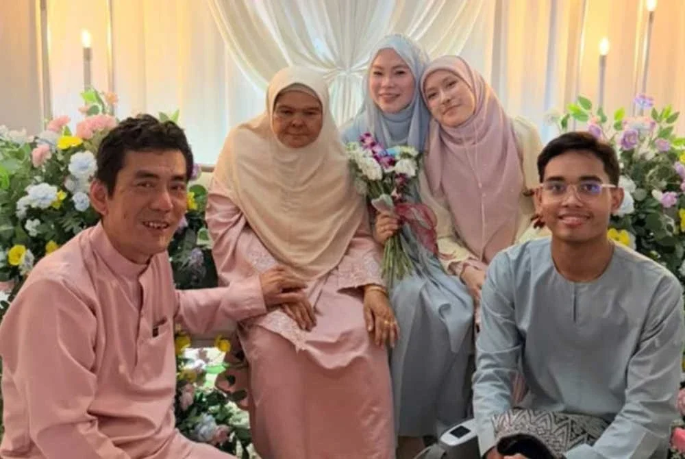 Siti Rozana (tengah) bersama adiknya, Allahyarham Siti Noratikah (dua dari kanan) dan ayahnya, Zulkarnain Aw (kiri) ketika majlis pertunangan pada Ogos lalu.