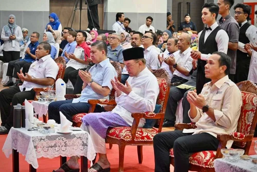 Anwar ketika mengaminkan bacaan doa.