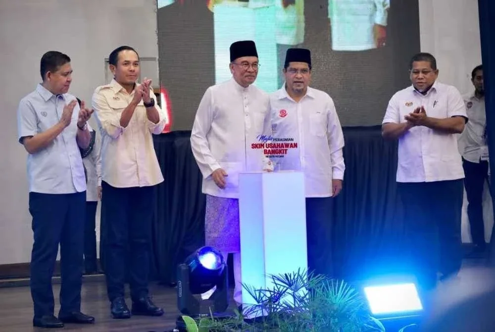 Anwar ketika merasmikan Skim Usahawan Bangkit Negeri Kedah anjuran Unit Penyelarasan Pelaksanaan ICU JPM Kedah dengan kerjasama Persatuan Penjaja dan Peniaga Kecil Melayu Negeri Kedah di Alor Setar pada Jumaat lalu.