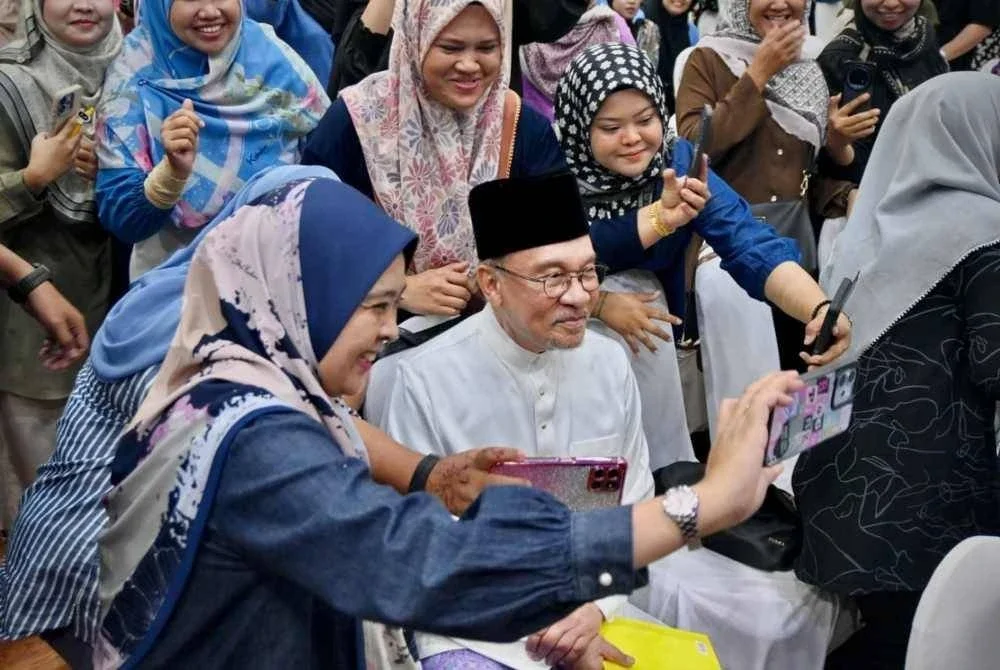 Anwar meluangkan masa bersama rakyat.