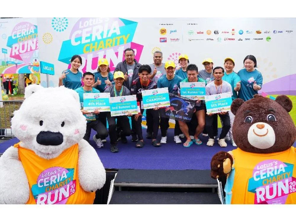 Pemenang larian bergambar kenangan bersama Lotus’s Malaysia.