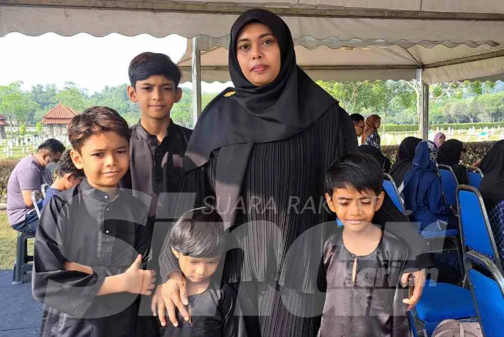 Sherina bersama empat anaknya mengunjungi pusara Allahyarham Tun Dr Hasmah pada Rabu
