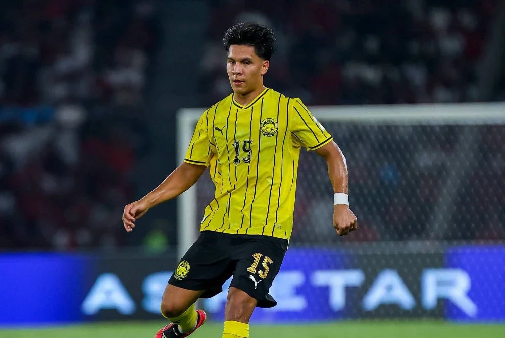 Nooa beraksi dengan cemerlang melindungi barisan belakang dari serangan pasukan lawan dalam saingan Piala ASEAN FIFA di Jakarta. - FOTO: FB Malaysia NT.