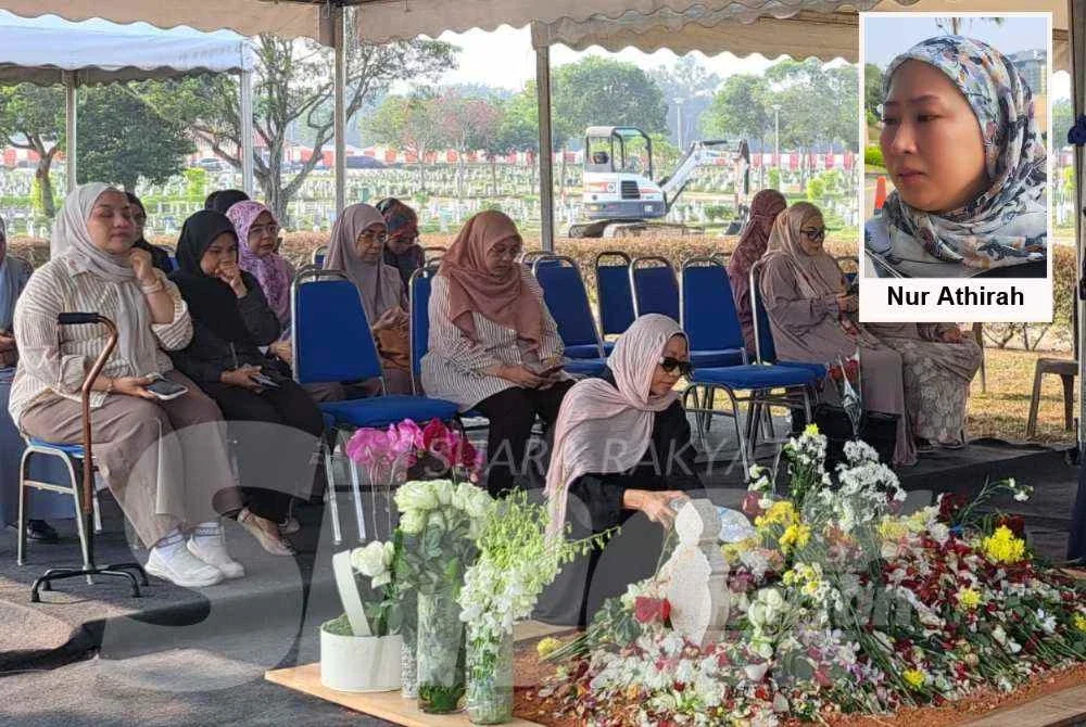 Orang ramai tidak putus-putus mengunjungi pusara Allahyarham Tun Dr Hasmah di Pusara Negara, Presint 20, pada hari ketiga selepas pemergiannya.