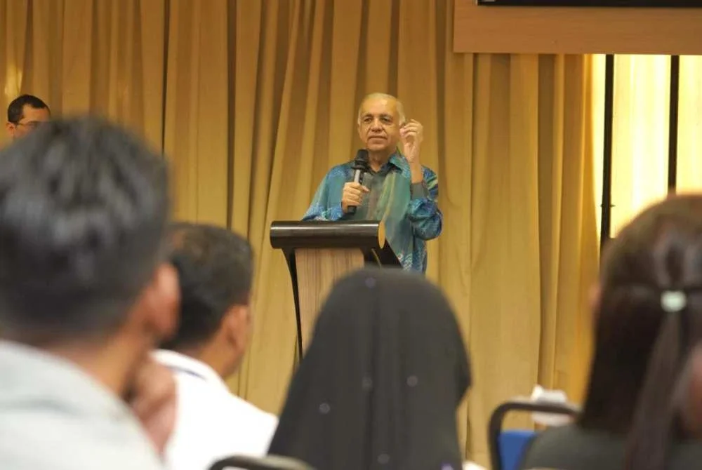 Ameer Ali Mydin ketika menyampaikan ucapan pada majlis menandatangani 'term sheet' antara Mydin dan Seri Pajam Development di Ibu Pejabat Mydin baru-baru ini.